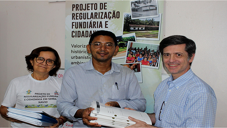 CAPA Maria do Carmo da UFPA à esquerda e Miguel Souza à direita entregam projeto de lei para Elsono Lobato prefeito de Serra
