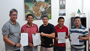 Gestores da parcelamento do solo Prefeitura de Serra do Navio com as certidões de propriedade definitiva das terras municipais