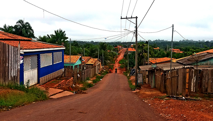 Parte de rua asfaltada na baixada do Bairro Portelinha em Tomé Açu