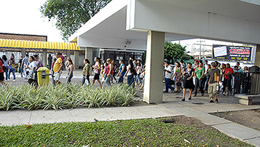 Pessoas no Campus Foto Alexandre Moraes 2