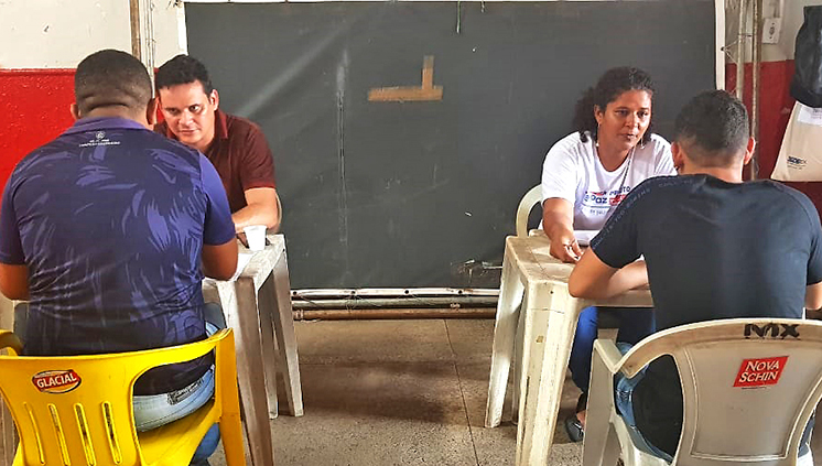 Engenheiros Daniel e Elaine entrevistam candidatos para trabalho de campo no bairro do Jurunas