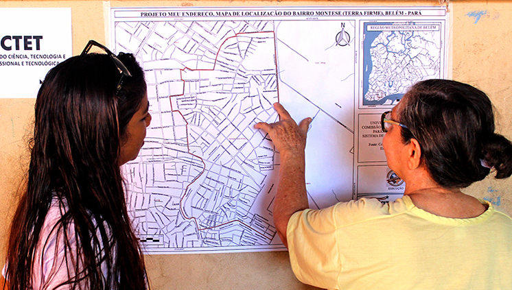 Moradora da Terra Firme identifica seu lote e casa no mapa do bairro