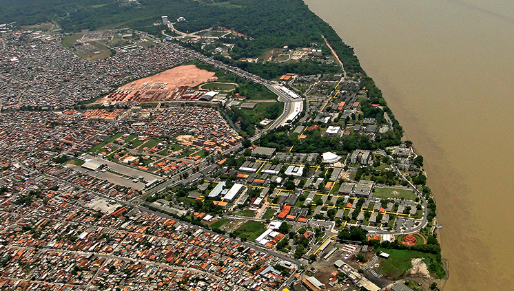 Vista aérea do campus da UFPA à direita em Belém na Região Norte
